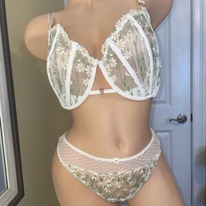 Victorias Secret Daisy Embroidery Push Up No Padding Bra & Thongs-38DDD/XL NWT